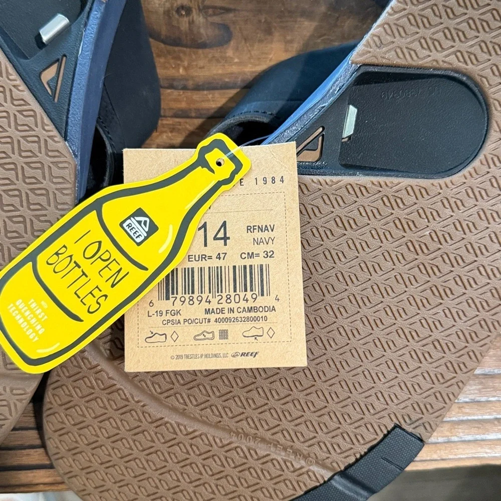 NWT Reef Navy and Black Men’s Fanning Low Sandals